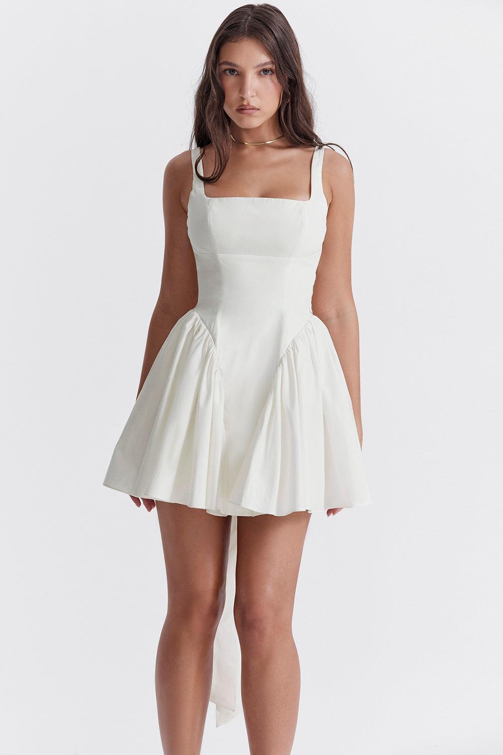 Femme - Robe blanche à rubans - Élégance éthérée - Mode intemporelle