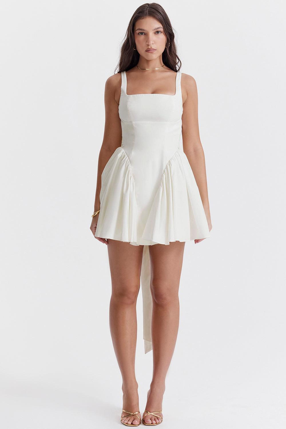 Femme - Robe blanche à rubans - Élégance éthérée - Mode intemporelle