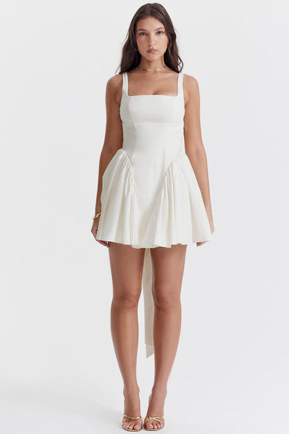 Femme - Robe blanche à rubans - Élégance éthérée - Mode intemporelle